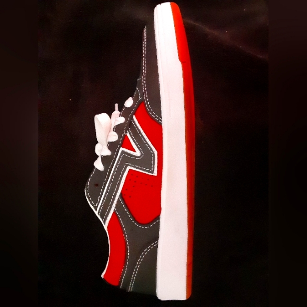 Vans comfy cush,red,black and white.. I love the comfy cushes they are the best!